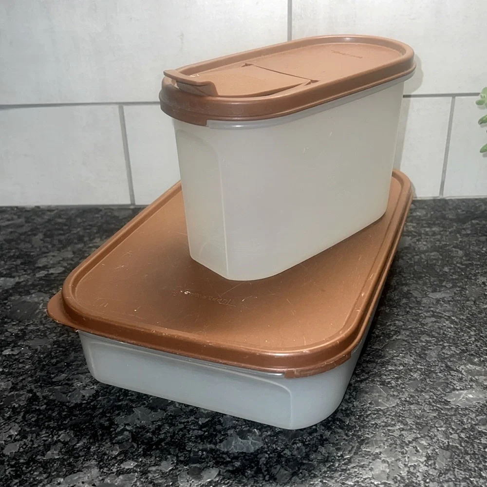 Set of 2 modular mates w/ brown lids. Tupperware In great vintage condition